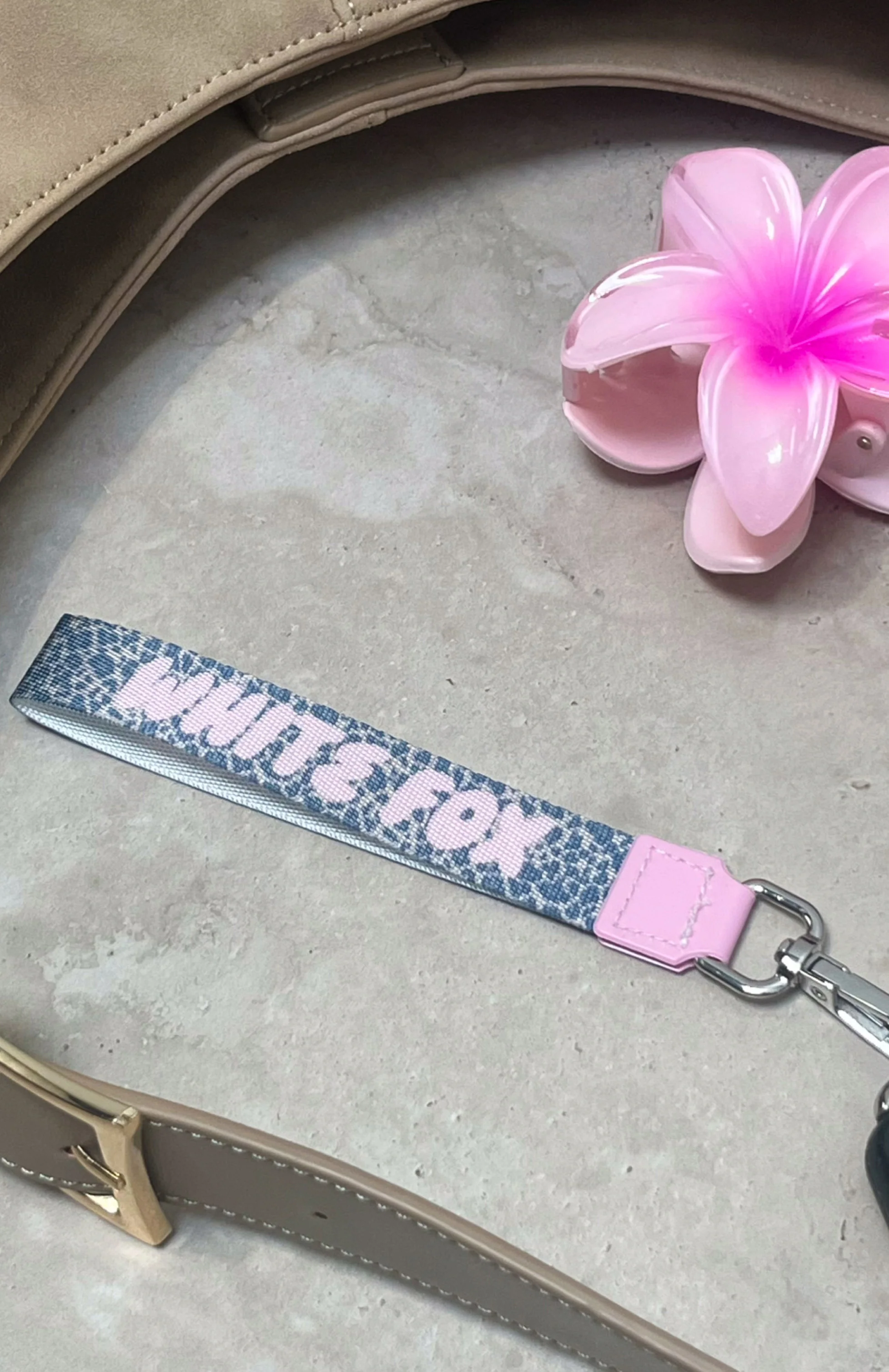 Standing Out Strap Keychain Leopard - Image 2