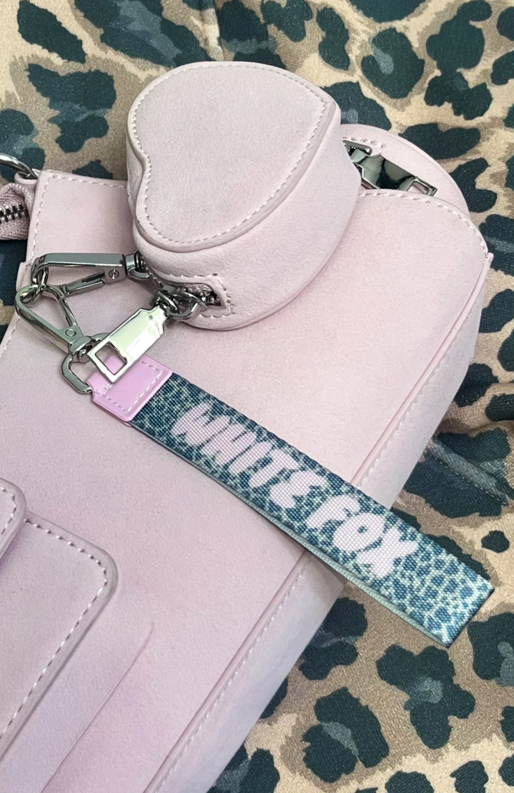 Standing Out Strap Keychain Leopard - Image 3