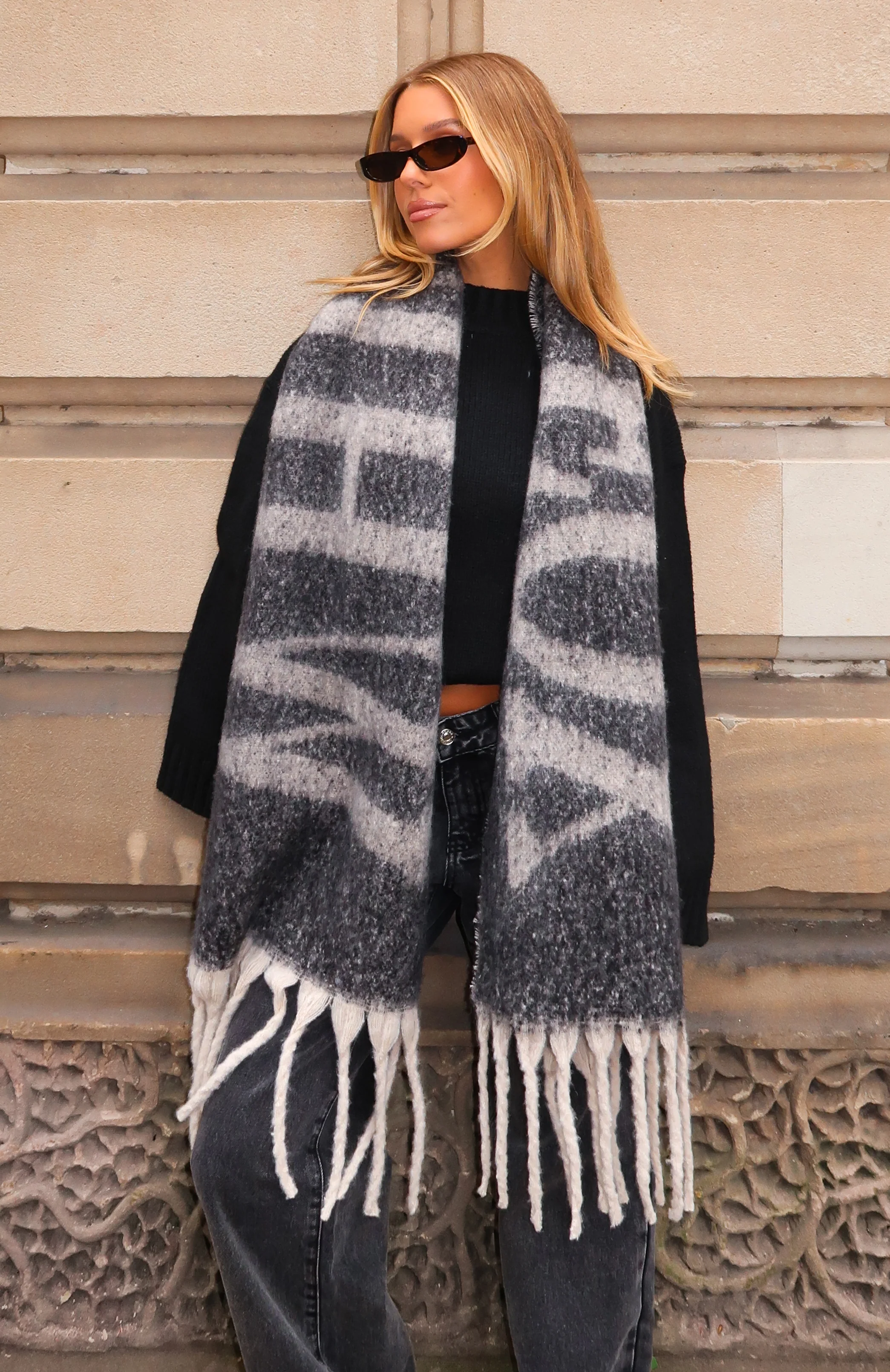 Warm Hug Scarf Black/White - Image 4